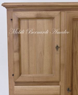 Mobile dispensa realizzato in legno massello di noce colore chiaro